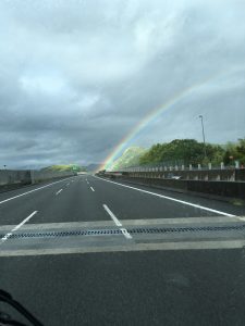 道路から虹
